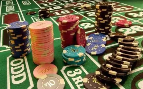 Myanmar ကစားသမားများ Mobile တွင် Slots ကစားနေသောမြင်ကွင်း